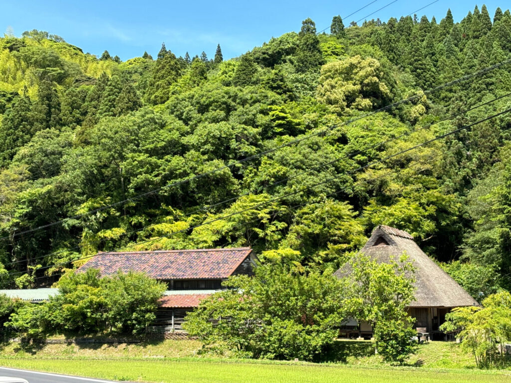 島根県大田市にある群言堂グループ本社　社屋（左）と社員食堂（右）